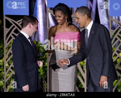 Bildnummer: 56274992 Datum: 12.11.2011 Copyright: imago/Xinhua HONOLULU, 12. November 2011 (Xinhua) -- US-Präsident Barack Obama (1. R) und First Lady Michelle Obama (C) begrüßen den russischen Präsidenten Dmitriy Medwedew für das Abendessen der APEC-Führer in Honolulu, Hawaii, USA, 12. November 2011. (Xinhua/Zhang Jun) (qs) U.S.-HAWAII-HONOLULU-APEC-DINNER PUBLICATIONxNOTxINxCHN People Politik APEC Gipfel Wirtschaftsforum xjh x1x Premiere 2011 quer o0 Familie privat Frau Ehefrau 56274992 Datum 12 11 2011 Copyright Imago XINHUA Honolulu 12. November 2011 XINHUA US-Präsident Barack Obama 1. R. und erster Junge Stockfoto