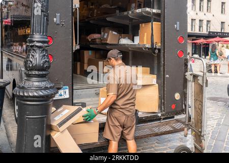 UPS-Fahrer bereitet am Freitag, den 11. August 2023, Lieferungen im New Yorker Stadtteil Meatpacking vor. (© Richard B. Levine) Stockfoto