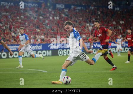 Pamplona, Spain. 24th Aug, 2023. Club Brugge player Maxim de Cuyper (55) scores the visitors' second goal during the first leg of the previous round of the UEFA Europa Conference League 2023-24 between CA Osasuna and Club Brugge at the El Sadar Stadium, in Pamplona, on August 24, 2023. (Photo by Alberto Brevers/Pacific Press) Credit: Pacific Press Media Production Corp./Alamy Live News Stockfoto