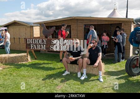 Silverstone Circuit,  Silverstone, Nr, Towcester, 25th August,  2023. Customers at Jeremy Clarkson's Diddly Squat Farm Shop.  John Gaffen/Alamy Live News Stockfoto