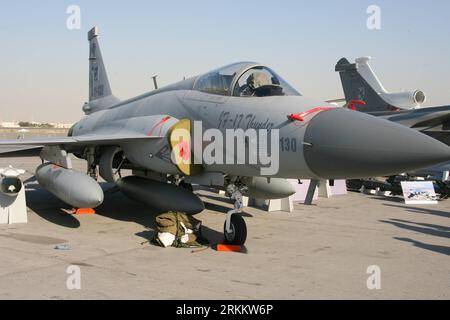 Bildnummer: 56279776 Datum: 13.11.2011 Copyright: imago/Xinhua (111113) -- DUBAI, 13. November 2011 (Xinhua) -- Ein JF-17 Thunder Fighter Airshow, ein Joint Venture von Pakistan und China, ist auf der Dubai International Airshow in Dubai, Vereinigte Arabische Emirate, 13. November 2011 zu sehen. JF-17 Thunder Fighter Aircraft feierte am Sonntag sein Debüt im Nahen Osten. (Xinhua/an Jiang) UAE-JF-17-THUNDER-PAKISTAN-CHINA PUBLICATIONxNOTxINxCHN Wirtschaft Messe Luftfahrtmesse Luftfahrt xjh x2x 2011 quer o0 Flugzeug Kampfjet Objekte o00 Militär 56279776 Datum 13 11 2011 Copyright Imago XINHUA DUBA Stockfoto