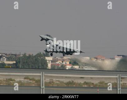 Bildnummer: 56279782 Datum: 13.11.2011 Copyright: imago/Xinhua (111113) -- DUBAI, 13. November 2011 (Xinhua) -- Ein Eurofighter Typhoon tritt am ersten Tag der Dubai International Airshow in Dubai, Vereinigte Arabische Emirate, am 13. November 2011 auf. Die Dubai Airshow ist das führende Luftfahrtereignis im Nahen Osten und findet alle zwei Jahre bis Donnerstag statt. Die Organisatoren sagten, dass die Messe dieses Jahr die bisher größte sein wird und rund 55.000 Fachbesucher erwartet. (Xinhua/an Jiang) UAE-DUBAI-INTERNATIONAL AIRSHOW PUBLICATIONxNOTxINxCHN Wirtschaft Messe Luftfahrtmesse Luftfahrt xjh x2x 2011 quer o0 Kampfjet Flugzeug Mi Stockfoto