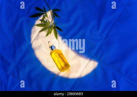 Produkte auf Schlaflosigkeit Decke, Cannabisöl Tinktur, CBD, Marihuana Blatt Stockfoto