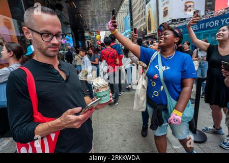 Hunderte von Eisliebhabern warten am Donnerstag, den 24. August 2023, auf die Eröffnung des 50. Van Leeuwen Eisdielen-Ladens am Times Square in New York. Die Marke hat sich mit dem berühmten Küchenchef Jean-Georges Vongerichten zusammengetan, um eine Sonderedition mit dem Geschmack „Sour Cherry Creamsicle“ zu kreieren. (© Richard B. Levine) Stockfoto