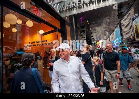 Prominentchef Jean-Georges Vongerichten bei der Eröffnung des 50. Van Leeuwen Eisdielen-Ladens am Times Square New York am Donnerstag, den 24. August 2023. Die Marke hat sich mit Vongerichten zusammengetan, um eine Sonderedition mit dem Geschmack „Sour Cherry Creamsicle“ zu kreieren. (© Richard B. Levine) Stockfoto