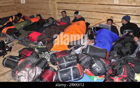 Bildnummer: 56284342 Datum: 05.11.2011 Copyright: imago/Xinhua (111115) -- NYINGCHI, 15. November 2011 (Xinhua) -- Fotografen machen eine Pause, während sie Bilder einer Biodiversitätsexpedition (IBE) im Basum-tso-See in Nyingchi im Südwesten Chinas autonomer Region Tibet durchführen, 5. November 2011. Fotografen des IBE Research Institute haben 20 Tage damit verbracht, Leben rund um den Basum-tso Lake zu fotografieren. (Xinhua/Tao Xiyi) (lfj) CHINA-NYINGCHI-BASUM-TSO LAKE-IBE-PHOTOGRAPHERS (CN) PUBLICATIONxNOTxINxCHN Gesellschaft Expedition Artenvielfalt Naturfotografie Fotostory x2x xtm 2011 quer o0 Hütte Unterkunft Bergh Stockfoto