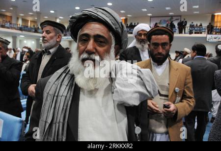 Bildnummer: 56287399 Datum: 16.11.2011 Copyright: imago/Xinhua (111116) -- KABUL, 16. November 2011 (Xinhua) -- afghanische Männer besuchen die Loya Jirga oder die traditionelle große Versammlung in Kabul, Afghanistan, 16. November 2011. Der afghanische Präsident HamidKarzai sagte am Mittwoch, dass eine strategische Partnerschaft mit den USA Afghanistan zugute kommen würde. (Xinhua/Ahmad Massoud) AFGHANISTAN-KABUL-GROSSRAT PUBLICATIONxNOTxINxCHN Politik xjh x1x 2011 quer 56287399 Datum 16 11 2011 Copyright Imago XINHUA Kabul 16. November 2011 afghanische Männer aus XINHUA nehmen am 1. November an der Loya Jirga oder der traditionellen Großen Versammlung in Kabul Afghanistan Teil Stockfoto