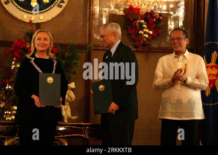 Bildnummer: 56287359 Datum: 16.11.2011 Copyright: imago/Xinhua (111116) -- MANILA, 16. November 2011 (Xinhua) -- der philippinische Präsident Benigno S. Aquino III (R) applaudiert der US-Außenministerin Hillary Clinton (L) und dem philippinischen Außenminister Albert del Rosario (C) am 16. November 2011 im malakanischen Palast in Manila, der Hauptstadt der Philippinen. Die Philippinen und die Vereinigten Staaten unterzeichneten hier am Mittwoch ein Fünfjahresprogramm, das Manilas Fähigkeit verbessern wird, ein wettbewerbsfähigeres Geschäftsumfeld zu schaffen, die Rechtsstaatlichkeit zu stärken und die Haushaltsstabilität zu unterstützen. (Xinhua/Rouelle U Stockfoto