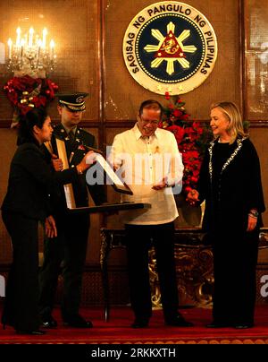 Bildnummer: 56287360  Datum: 16.11.2011  Copyright: imago/Xinhua (111116) -- MANILA, Nov. 16, 2011 (Xinhua) -- Philippine President Benigno S. Aquino III (C) gives the plaque of the Order of Lakandula to US Secretary of State Hillary Clinton (R) in the Malacanan Palace in Manila, capital of the Philippines, on Nov. 16, 2011. The Philippines and the United States signed here on Wednesday a five-year program that will enhance Manila s capability to create a more competitive business environment, strengthen the rule of law and support fiscal stability. (Xinhua/Rouelle Umali) (zwx) PHILIPPINES-MAN Stock Photo