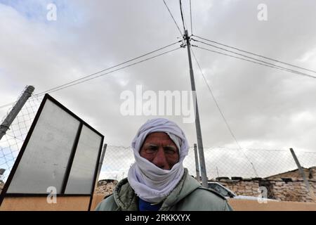Bildnummer: 56289068  Datum: 16.11.2011  Copyright: imago/Xinhua (111116) -- JERUSALEM, Nov. 16, 2011 (Xinhua) -- An old man stands at a solar power station, which was built 2 years ago with the help of foreign organizations and is ordered to be destroyed by Israeli army in the near future in Imneizil village, near the West Bank city of Hebron, on Nov. 16, 2011. Imneizil village is off the electricity, water and sewage networks due to Israeli military restrictions on Palestinian development in Area C, which were marked out during negotiations between Israel and the Palestinian Authority  (Xinh Stock Photo