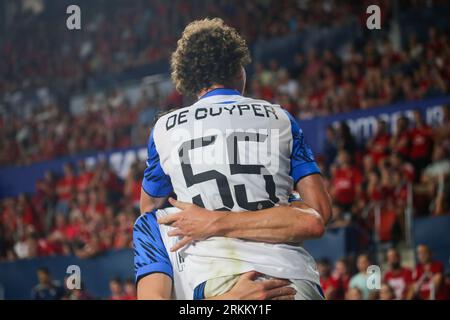 August 2023, Pamplona, Foral Community of Navarra, Spanien: Pamplona, Spanien, 24. August 2023: Maxim de Cuyper (55) umarmt einen Teamkollegen beim ersten Leg-Match der letzten Runde der UEFA Europa Conference League 2023-24 zwischen CA Osasuna und Club Brugge im El Sadar Stadium in Pamplona am 24. August 2023. (Bild: © Alberto Brevers/Pacific Press über ZUMA Press Wire) NUR REDAKTIONELLE VERWENDUNG! Nicht für kommerzielle ZWECKE! Stockfoto