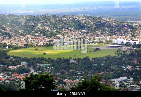 Bildnummer: 56290605 Datum: 14.11.2011 Copyright: imago/Xinhua (111117) -- PORT OF SPAIN, 17. November 2011 (Xinhua) -- Foto aufgenommen am 14. November 2011 zeigt einen Blick auf den Hafen von Spanien, Trinidad und Tobago. Trinidad und Tobago liegen mit einer Fläche von 5.128 Quadratkilometern und einer Bevölkerung von mehr als 1,3 Millionen an der Karibischen See mit dem spanischen Hafen als Hauptstadt. Das Land besteht aus zwei Hauptinseln, Trinidad und Tobago, und zahlreichen kleineren Landformen. Der spanische Hafen ist mit rund 420.000 Einwohnern der größte der vier großen Häfen des Landes. Die Stadt hat eine Jahresdurchschnittstemperatur von 25 Tagen Stockfoto