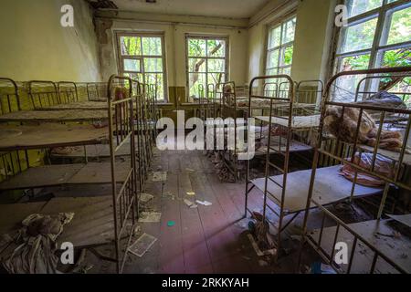 Verlassener Kindergarten mit Wiegen - Dorf Kopachi, Tschernobyl-Ausschlusszone, Ukraine Stockfoto