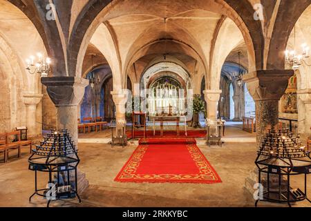 Canterbury, UK-20. Mai 2023: Altar der Krypta der Kathedrale von Canterbury, erbaut 1100, liegt unter dem Chor. Die Kathedrale von Canterbury in Kent ist eine Stockfoto