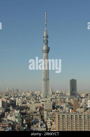 Bildnummer: 56290743 Datum: 17.11.2011 Copyright: imago/Xinhua (111117) -- TOKIO, 17. November 2011 (Xinhua) -- das Bild, das am 17. November 2011 aufgenommen wurde, zeigt den Tokyo Sky Tree in Tokio, der Hauptstadt Japans. Der 634 Meter hohe Turm befindet sich in Sumida, Tokio, und wird am Donnerstag von Guiness World Records als der höchste Turm der Welt anerkannt. Er wird am 22. Mai 2012 für die Öffentlichkeit zugänglich sein. (Xinhua/Kenichiro Seki) (zwx) JAPAN-TOKIO-TOKIO SKY TREE-GUINESS Weltrekord der Gesellschaft Rekord Weltrekord grösstes Gebäude der Welt Turm Premiumd xns x0x 2011 hoch 56290743 Datum 17 Stockfoto