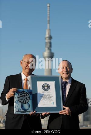 Bildnummer: 56290784  Datum: 17.11.2011  Copyright: imago/Xinhua (111117) -- TOKYO, Nov. 17, 2011 (Xinhua) -- The Tokyo Sky Tree company president Michiaki Suzuki (L) and Guinness World Records president Alistair Richards pose for a picture in front of the Tokyo Sky Tree in Tokyo, capital of Japan, on Nov. 17, 2011. The 634-meter-tall tower, which is located in Sumida, Tokyo, is recognized as the world s highest tower by Guiness World Records on Thursday and will be open to the public on May 22th, 2012. (Xinhua/Kenichiro Seki) (zwx) JAPAN-TOKYO-TOKYO SKY TREE-GUINESS WORLD RECORD PUBLICATIONxN Stock Photo