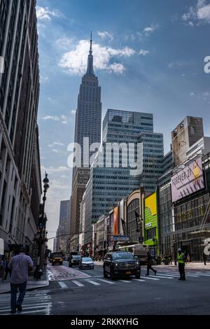 New York, USA - 20. Juli 2023: Das Empire State Building, das sich über Manhattan erhebt. Stockfoto