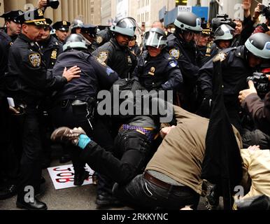 Bildnummer: 56291625  Datum: 17.11.2011  Copyright: imago/Xinhua (111117) -- NEW YORK, Nov. 17, 2011 (Xinhua) -- The police arrest some Occupy Wall street demonstrators as the protesters moving through the streets of Manhattan near the New York Stock Exchange in New York, Nov. 17, 2011. Hundreds of Occupy Wall Street protesters marched through New York s financial district toward the stock exchange on Thursday. (Xinhua/Shen Hong) U.S.-NEW YORK-OCCUPY WALL STREET PUBLICATIONxNOTxINxCHN Gesellschaft Wirtschaft Bankenkrise Wirtschaftskrise Occupybewegung Demo Protest Occupy Bewegung o0 USA o0 xdp Stock Photo