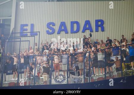 August 2023, Pamplona, Foral Community of Navarra, Spanien: Pamplona, Spanien, 24. August 2023: die Fans des Club Brugge feiern den Sieg während der ersten Etappe der letzten Runde der UEFA Europa Conference League 2023-24 zwischen CA Osasuna und Club Brugge im El Sadar Stadium in Pamplona am 24. August 2023. (Bild: © Alberto Brevers/Pacific Press über ZUMA Press Wire) NUR REDAKTIONELLE VERWENDUNG! Nicht für kommerzielle ZWECKE! Stockfoto