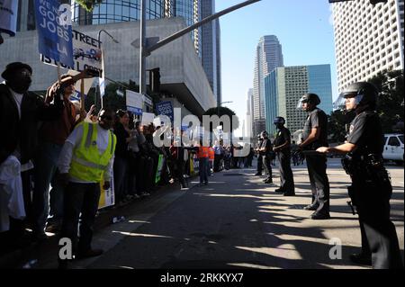 Bildnummer: 56292218 Datum: 17.11.2011 Copyright: imago/Xinhua (111117) -- LOS ANGELES, 17. November 2011 (Xinhua) -- Polizisten stehen während eines Protestes in der Innenstadt von Los Angeles, USA, am 17. November 2011 auf der Hut. Die Anti-Wall-Street-Demonstration im Herzen des Finanzviertels von Los Angeles endete am Donnerstagmorgen, nachdem die Polizei 23 Personen verhaftet hatte, die Teil derer waren, die einen Kreis bildeten und eine Kreuzung in der Stadt blockierten, um ihren starken Willen zu zeigen, den Reichen mehr Steuern zu zahlen und zu halten die Wall Street ist verantwortlich für die Sanierung der Wirtschaft des Landes. (Xinhua/Yang Lei) US-ANTI-WALL-STRASSENDEMO Stockfoto