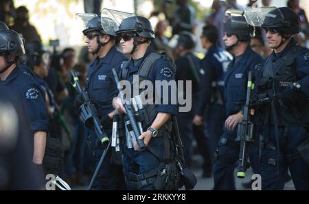 Bildnummer: 56292214 Datum: 17.11.2011 Copyright: imago/Xinhua (111117) -- LOS ANGELES, 17. November 2011 (Xinhua) -- Polizisten kommen am Ort eines Protestes in Downtown Los Angeles, USA, am 17. November 2011 an. Die Anti-Wall-Street-Demonstration im Herzen des Finanzviertels von Los Angeles endete am Donnerstagmorgen, nachdem die Polizei 23 Personen verhaftet hatte, die Teil derer waren, die einen Kreis bildeten und eine Kreuzung in der Stadt blockierten, um ihren starken Willen zu zeigen, den Reichen mehr Steuern zu zahlen und zu halten die Wall Street ist verantwortlich für die Sanierung der Wirtschaft des Landes. (Xinhua/Yang Lei) US-ANTI-WALL-STRASSENDEMO Stockfoto