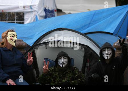 Bildnummer: 56292205  Datum: 17.11.2011  Copyright: imago/Xinhua (111118) -- LONDON, Nov. 18, 2011 (Xinhua) -- Protestors wearing defiant masks from the movie V for Vendetta give victory signs at the camping area outside the London Stock Exchange in London, Britain, Nov. 17, 2011. The legal deadline for anti-capitalist protesters outside St Paul s Cathedral, next door to the London Stock Exchange, to quit their tented camp passed at 6 p.m. Thursday with no sign of the demonstrators leaving. The protesters, who set up camp on Oct. 15 outside St Paul s Cathedral in central London, now face legal Stockfoto