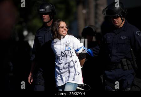 Bildnummer: 56292213 Datum: 17.11.2011 Copyright: imago/Xinhua (111117) -- LOS ANGELES, 17. November 2011 (Xinhua) -- Polizisten verhaften einen Demonstranten in Downtown Los Angeles, USA, 17. November 2011. Die Anti-Wall-Street-Demonstration im Herzen des Finanzviertels von Los Angeles endete am Donnerstagmorgen, nachdem die Polizei 23 Personen verhaftet hatte, die Teil derer waren, die einen Kreis bildeten und eine Kreuzung in der Stadt blockierten, um ihren starken Willen zu zeigen, den Reichen mehr Steuern zu zahlen und zu halten die Wall Street ist verantwortlich für die Sanierung der Wirtschaft des Landes. (Xinhua/Yang Lei) US-ANTI-WALL-STRASSENDEMONSTRATIONSLOKAL Stockfoto