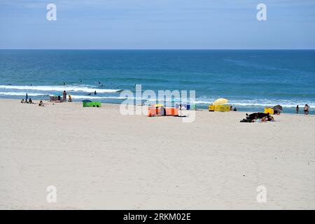Weißer Sandstrand und Meer von Praia da Barra am Stadtrand von Aveiro, Portugal Stockfoto