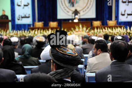 Bildnummer: 56297042 Datum: 16.11.2011 Copyright: imago/Xinhua (111118) -- KABUL, 18. November 2011 (Xinhua) -- afghanische Männer besuchen eine loya jirga oder eine traditionelle große Versammlung in Kabul, Afghanistan, 16. November 2011. Mehr als 2.300 Teilnehmer, darunter Stammesälteste, Gesetzgeber und Regierungsfunktionäre, nahmen an der am Mittwoch beginnenden viertägigen Versammlung Teil, um die vorgeschlagene strategische Partnerschaft mit den Vereinigten Staaten sowie von der Regierung initiierte Friedensgespräche mit den Taliban und anderen bewaffneten Oppositionsgruppen in dem von Militanz geplagten Land zu erörtern. (Xinhua/Ahmad Massoud) AFGHANISTAN-KABUL-LO Stockfoto