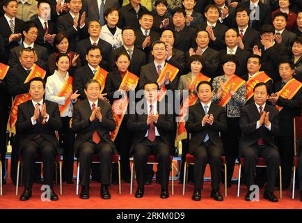 Bildnummer: 56312582  Datum: 18.11.2011  Copyright: imago/Xinhua (111118) -- BEIJING, Nov. 18, 2011 (Xinhua) -- Chinese Vice Premier Li Keqiang (C, front), who is also a member of the Standing Committee of the Political Bureau of the Communist Party of China Central Committee, poses for group photos with representatives at a ceremony to honor model individuals and units in charge of logistic services within the institutions under the Party s Central Committee and ministries in Beijing, China, Nov. 18, 2011. (Xinhua/Liu Jiansheng) CHINA-BEIJING-LI KEQIANG-LOGISTIC SERVICE COMMENDATION CEREMONY Stock Photo