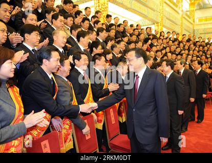 Bildnummer: 56312581 Datum: 18.11.2011 Copyright: imago/Xinhua (111118) -- PEKING, 18. November 2011 (Xinhua) -- der chinesische Vize-Ministerpräsident Li Keqiang (R, Front), der auch Mitglied des Ständigen Ausschusses des Politischen Büros des Zentralkomitees der Kommunistischen Partei Chinas ist, schüttelt bei einer Zeremonie die Hände mit Vertretern, um Modellpersonen und Einheiten zu ehren, die innerhalb der Institutionen unter dem Zentralkomitee der Partei und den Ministerien in Peking, China, für logistische Dienstleistungen zuständig sind, 18. November 2011. (XINHUA/LIU JIANSHENG) CHINA-BEIJING-LI KEQIANG-LOGISTIC SERVICE COMMENDATION CEREMONY (CN) Stockfoto