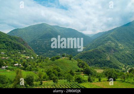 Ländliche Landschaft Dorf Landschaft Anblick Landschaft Reisen touristisch attraktive Fotografie von Landhäusern und Weinbergen im Tal zwischen gre Stockfoto