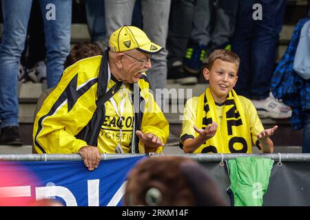 Venlo, Niederlande. 25. August 2023. VENLO, NIEDERLANDE - AUGUST 25: Fans des VVV Venlo jubeln während des niederländischen Keuken Kampioen Divisie-Spiels zwischen VVV Venlo und Jong FC Utrecht im Covebo Stadion - de Koel am 25. August 2023 in Venlo, Niederlande. (Foto: Broer van den Boom/Orange Pictures) Credit: Orange Pics BV/Alamy Live News Stockfoto