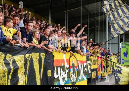 Venlo, Niederlande. 25. August 2023. VENLO, NIEDERLANDE - AUGUST 25: Fans des VVV Venlo jubeln während des niederländischen Keuken Kampioen Divisie-Spiels zwischen VVV Venlo und Jong FC Utrecht im Covebo Stadion - de Koel am 25. August 2023 in Venlo, Niederlande. (Foto: Broer van den Boom/Orange Pictures) Credit: Orange Pics BV/Alamy Live News Stockfoto