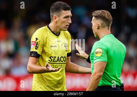 Venlo, Niederlande. 25. August 2023. VENLO, NIEDERLANDE - AUGUST 25: Michalis Kosidis vom VVV Venlo im Gespräch mit Schiedsrichter Michael Eijgelsheim während des niederländischen Keuken Kampioen Divisie-Spiels zwischen VVV Venlo und Jong FC Utrecht im Covebo Stadion - de Koel am 25. August 2023 in Venlo, Niederlande. (Foto: Broer van den Boom/Orange Pictures) Credit: Orange Pics BV/Alamy Live News Stockfoto