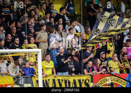 Venlo, Niederlande. 25. August 2023. VENLO, NIEDERLANDE - AUGUST 25: Fans des VVV Venlo jubeln während des niederländischen Keuken Kampioen Divisie-Spiels zwischen VVV Venlo und Jong FC Utrecht im Covebo Stadion - de Koel am 25. August 2023 in Venlo, Niederlande. (Foto: Broer van den Boom/Orange Pictures) Credit: Orange Pics BV/Alamy Live News Stockfoto