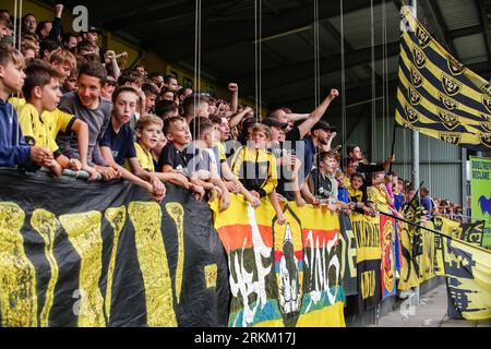 Venlo, Niederlande. 25. August 2023. VENLO, NIEDERLANDE - AUGUST 25: Fans des VVV Venlo jubeln während des niederländischen Keuken Kampioen Divisie-Spiels zwischen VVV Venlo und Jong FC Utrecht im Covebo Stadion - de Koel am 25. August 2023 in Venlo, Niederlande. (Foto: Broer van den Boom/Orange Pictures) Credit: Orange Pics BV/Alamy Live News Stockfoto