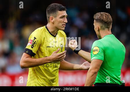 Venlo, Niederlande. 25. August 2023. VENLO, NIEDERLANDE - AUGUST 25: Michalis Kosidis vom VVV Venlo im Gespräch mit Schiedsrichter Michael Eijgelsheim während des niederländischen Keuken Kampioen Divisie-Spiels zwischen VVV Venlo und Jong FC Utrecht im Covebo Stadion - de Koel am 25. August 2023 in Venlo, Niederlande. (Foto: Broer van den Boom/Orange Pictures) Credit: Orange Pics BV/Alamy Live News Stockfoto