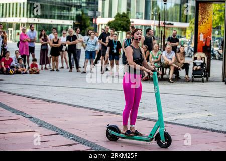 Ostrava, Tschechische Republik. 25. August 2023. Die Oper im Rhythmus von Techno-Optimismus für 2 E-Scooter und 4 Hoverboards Bachelor Party von Frantisek Chaloupka wurde während der 12. Ostrava Days Biennale of Contemporary Music vor dem Haupteingang des Forum Nova Karolina, 25. August 2023, Ostrava, aufgeführt. Quelle: Vladimir Prycek/CTK Photo/Alamy Live News Stockfoto