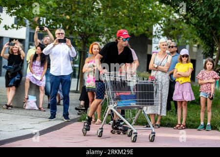Ostrava, Tschechische Republik. 25. August 2023. Die Oper im Rhythmus von Techno-Optimismus für 2 E-Scooter und 4 Hoverboards Bachelor Party von Frantisek Chaloupka wurde während der 12. Ostrava Days Biennale of Contemporary Music vor dem Haupteingang des Forum Nova Karolina, 25. August 2023, Ostrava, aufgeführt. Quelle: Vladimir Prycek/CTK Photo/Alamy Live News Stockfoto
