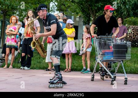 Ostrava, Tschechische Republik. 25. August 2023. Die Oper im Rhythmus von Techno-Optimismus für 2 E-Scooter und 4 Hoverboards Bachelor Party von Frantisek Chaloupka wurde während der 12. Ostrava Days Biennale of Contemporary Music vor dem Haupteingang des Forum Nova Karolina, 25. August 2023, Ostrava, aufgeführt. Quelle: Vladimir Prycek/CTK Photo/Alamy Live News Stockfoto