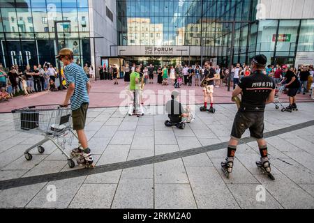 Ostrava, Tschechische Republik. 25. August 2023. Die Oper im Rhythmus von Techno-Optimismus für 2 E-Scooter und 4 Hoverboards Bachelor Party von Frantisek Chaloupka wurde während der 12. Ostrava Days Biennale of Contemporary Music vor dem Haupteingang des Forum Nova Karolina, 25. August 2023, Ostrava, aufgeführt. Quelle: Vladimir Prycek/CTK Photo/Alamy Live News Stockfoto