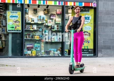 Ostrava, Tschechische Republik. 25. August 2023. Die Oper im Rhythmus von Techno-Optimismus für 2 E-Scooter und 4 Hoverboards Bachelor Party von Frantisek Chaloupka wurde während der 12. Ostrava Days Biennale of Contemporary Music vor dem Haupteingang des Forum Nova Karolina, 25. August 2023, Ostrava, aufgeführt. Quelle: Vladimir Prycek/CTK Photo/Alamy Live News Stockfoto