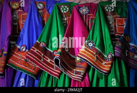 Bildnummer: 56403984  Datum: 22.11.2011  Copyright: imago/Xinhua (111123) -- KABUL, Nov. 23, 2011 (Xinhua) -- Traditional Afghan clothes for women are seen for sale at a shop in Kabul, capital of Afghanistan, on Nov. 22, 2011. Most of the Afghan prefer to buy local handicrafts like cloths, jewelry and carpets instead of the imported items. (Xinhua/Ahmad Massoud) (zwx) AFGHANISTAN-KABUL-HANDICRAFTS PUBLICATIONxNOTxINxCHN Wirtschaft xns x2x 2011 quer o0 Kleidung Damenmode Einzelhandel Objekte Kleid     56403984 Date 22 11 2011 Copyright Imago XINHUA  Kabul Nov 23 2011 XINHUA Traditional Afghan C Stock Photo