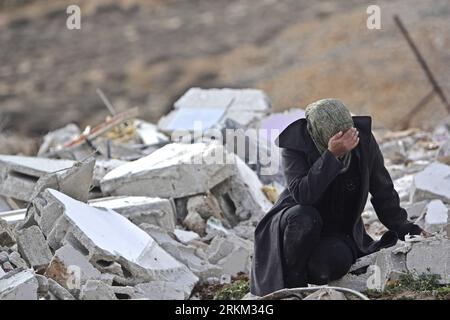 Bildnummer: 56429752  Datum: 24.11.2011  Copyright: imago/Xinhua (111124) -- BIET HANENA, Nov. 24, 2011 (Xinhua) -- A Palestinian woman reacts over the rubble of her destroyed house in the West Bank village of Biet Hanena near the city of Ramallah, on Nov. 24, 2011. Israeli troops demolished four houses of Bedouin residents in the West Bank under the pretext of not having building permits on Thursday.(Xinhua/Fadi Arouri)(wn) MIDEAST-WEST BANK-DEMOLISHMENT PUBLICATIONxNOTxINxCHN Politik Gesellschaft Westjordanland Nahostkonflikt Zerstörung Wohnhaus xjh x0x premiumd 2011 quer      56429752 Date Stock Photo