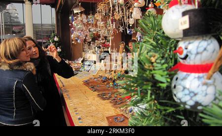 Bildnummer: 56437656 Datum: 24.11.2011 Copyright: imago/Xinhua (111124) -- KÖLN (DEUTSCHLAND), 24. November 2011 (Xinhua) -- Besuchen Sie am 24. November 2011 einen Weihnachtsmarkt in der Nähe des Kölner Doms. Die traditionellen Weihnachtsmärkte in ganz Deutschland sind an diesen Tagen für die kommende Weihnachtszeit geöffnet. (Xinhua/Ma Ning) (lr) GERMANY-COLOGNE-CHRISTMAS-MARKET OPENING PUBLICATIONxNOTxINxCHN Wirtschaft Gesellschaft Weihnachten Weihnacthsmarkt Markt xns x0x 2011 quer 56437656 Datum 24 11 2011 Copyright Imago XINHUA Köln 24. November 2011 XINHUA besucht einen Weihnachtsmarkt in der Nähe von Köln Stockfoto