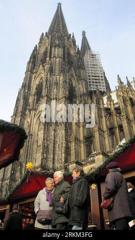 Bildnummer: 56437657  Datum: 24.11.2011  Copyright: imago/Xinhua (111124) -- COLOGNE (GERMANY), Nov. 24, 2011 (Xinhua) -- visit a Christmas market near Cologne Cathedral in Cologne, Germany, on Nov. 24, 2011. Traditional Christmas markets across Germany are opened these days for the upcoming Christmas season. (Xinhua/Ma Ning) (lr) GERMANY-COLOGNE-CHRISTMAS-MARKET-OPENING PUBLICATIONxNOTxINxCHN Wirtschaft Gesellschaft Weihnachten Weihnacthsmarkt Markt xns x0x 2011 hoch      56437657 Date 24 11 2011 Copyright Imago XINHUA  Cologne Germany Nov 24 2011 XINHUA Visit a Christmas Market Near Cologne Stock Photo