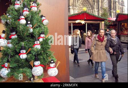 Bildnummer: 56437659 Datum: 24.11.2011 Copyright: imago/Xinhua (111124) -- KÖLN (DEUTSCHLAND), 24. November 2011 (Xinhua) -- Besuchen Sie am 24. November 2011 einen Weihnachtsmarkt in der Nähe des Kölner Doms. Die traditionellen Weihnachtsmärkte in ganz Deutschland sind an diesen Tagen für die kommende Weihnachtszeit geöffnet. (Xinhua/Ma Ning) (lr) GERMANY-COLOGNE-CHRISTMAS-MARKET OPENING PUBLICATIONxNOTxINxCHN Wirtschaft Gesellschaft Weihnachten Weihnacthsmarkt Markt xns x0x 2011 quer 56437659 Datum 24 11 2011 Copyright Imago XINHUA Köln 24. November 2011 XINHUA besucht einen Weihnachtsmarkt in der Nähe von Köln Stockfoto