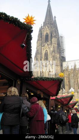 Bildnummer: 56437658 Datum: 24.11.2011 Copyright: imago/Xinhua (111124) -- KÖLN (DEUTSCHLAND), 24. November 2011 (Xinhua) -- Besuchen Sie am 24. November 2011 einen Weihnachtsmarkt in der Nähe des Kölner Doms. Die traditionellen Weihnachtsmärkte in ganz Deutschland sind an diesen Tagen für die kommende Weihnachtszeit geöffnet. (Xinhua/Ma Ning) (lr) GERMANY-COLOGNE-CHRISTMAS-MARKET OPENING PUBLICATIONxNOTxINxCHN Wirtschaft Gesellschaft Weihnachten Weihnacthsmarkt Markt xns x0x 2011 hoch 56437658 Datum 24 11 2011 Copyright Imago XINHUA Köln 24. November 2011 XINHUA besucht einen Weihnachtsmarkt in der Nähe von Köln Stockfoto