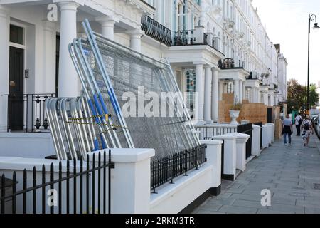 London, Großbritannien. 25. August 2023. Geschäftsinhaber und Bewohner von Notting Hill haben ihre Immobilien bereits vor dem jährlichen Karneval dieses Feiertagswochenendes besteigen lassen. Dutzende Holzbretter wurden heute in den Straßen rund um die Karnevalsstraße errichtet, um Geschäfte und Häuser zu schützen. Der Notting Hill Carnival, Europas größtes Straßenfest, das die karibische Kultur feiert, wird täglich über eine Million Besucher anziehen. Quelle: Waldemar Sikora / Alamy Live News Stockfoto